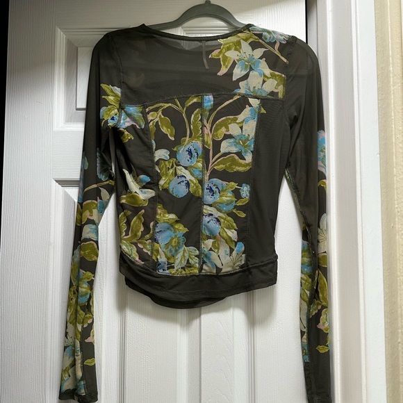 Free People Betty’s Garden Long Sleeves Stretch Top in Green Sz M Blue Flowers - Picture 4 of 7